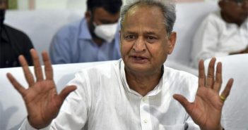 कोकणात काँग्रेस बंड थोपवण्यास गहलोतांचा पुढाकार