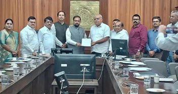 ठाणे आणि नवी मुंबईतील रेल्वे स्थानकांत तात्काळ सोयीसुविधा पुरवा – खा.म्हस्के