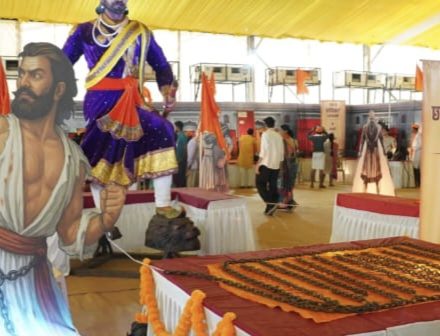 शिवकालीन दुर्मिळ शस्त्र प्रदर्शनातून छत्रपतींच्या पराक्रमाचे सजीव दर्शन !