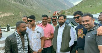 एकनाथ शिंदे यांनी साधला स्थानिक काश्मीरी नागरिकांशी संवाद