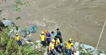 उत्तराखंड : प्रवाशांनी भरलेली बस नदीत कोसळली, बचावकार्य सुरु