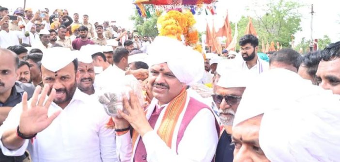 मुख्यमंत्री फडणवीस यांच्याकडून श्री संत ज्ञानेश्वर महाराज पालखीचे दर्शन