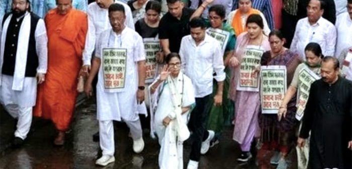 बंगाली भाषिकांवरील कथित छळाविरोधात कोलकात्यात ममता बॅनर्जींचा मोर्चा
