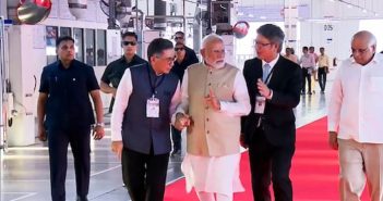 पंतप्रधान मोदींनी गुजरातमध्ये ईव्ही प्लांटला दाखवला हिरवा झेंडा