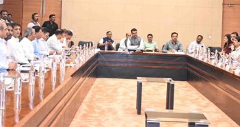 वर्षोनुवर्षे प्रकल्प चालवू नका; तीन वर्षांत प्रकल्प पूर्ण व्हायला हवेत – मुख्यमंत्री