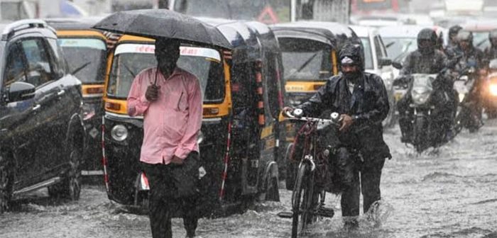 मुंबई, ठाण्यात पावसामुळे वाहतूक विस्कळीत; मंगळवारी शाळांना सुट्ट्या जाहीर