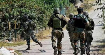 कुलगाममध्ये चकमकीत एका दहशतवाद्याचा खात्मा, एक जवान जखमी