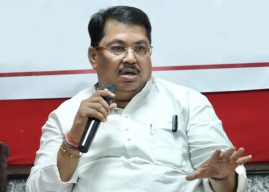 रुग्णवाहिकांच्या गैरव्यवहाराची चौकशी करा दोषींवर कठोर कारवाई करा विजय वडेट्टीवार यांची विधानसभेत मागणी