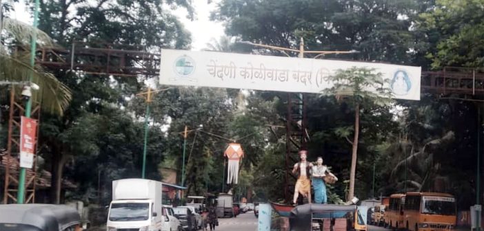 महापालिकेच्या निष्काळजीपणामुळे लोखंडी कमान धोकादायक; पाच फूट रॉड कोसळला, सुदैवाने अनर्थ टळला!