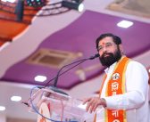 मुख्यमंत्री असताना घरात बसलात, आता शेतकऱ्यांच्या बांधावर फिरतायत – एकनाथ शिंदे