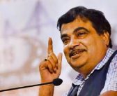 “शासकीय अधिकारी पत्नीपेक्षा फाईलवर जास्त प्रेम करतात” – नितीन गडकरी