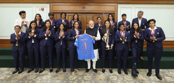 विश्वविजेत्या भारतीय महिला क्रिकेट संघाने घेतली पंतप्रधान नरेंद्र मोदींची भेट