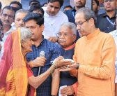 उद्धव ठाकरेंनी भूम तालुक्यातील पाथरूड येथील शेतकऱ्यांशी साधला संवाद