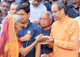 उद्धव ठाकरेंनी भूम तालुक्यातील पाथरूड येथील शेतकऱ्यांशी साधला संवाद