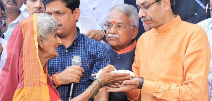 उद्धव ठाकरेंनी भूम तालुक्यातील पाथरूड येथील शेतकऱ्यांशी साधला संवाद