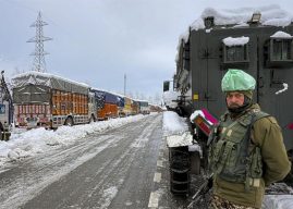 बर्फवृष्टीमुळे श्रीनगर-जम्मू महामार्ग दुसऱ्या दिवशीही बंद, शेकडो पर्यटक अडकले