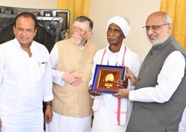 उपराष्ट्रपतींनी उलिहातु येथे बिरसा मुंडा यांना आदरांजली वाहिली; वंशजांची घेतली भेट