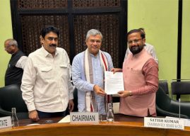 स्वयंचलित दरवाजा बंद होणारी प्रणाली गाड्यांमध्ये अनिवार्य करण्याची केंद्रीय रेल्वे मंत्र्यांकडे मागणी