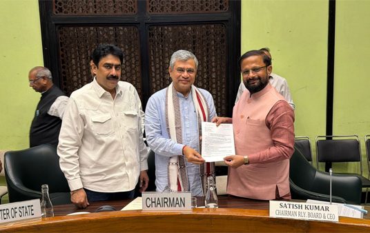 स्वयंचलित दरवाजा बंद होणारी प्रणाली गाड्यांमध्ये अनिवार्य करण्याची केंद्रीय रेल्वे मंत्र्यांकडे मागणी