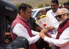 उद्धव ठाकरे आणि मी उघडपणे भेटू – फडणवीस