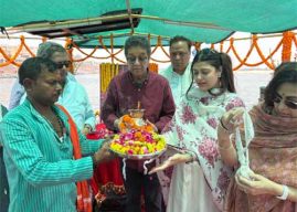 स्वरस्वामीनी आशा भोसले यांच्या अस्थी गंगेत विसर्जन