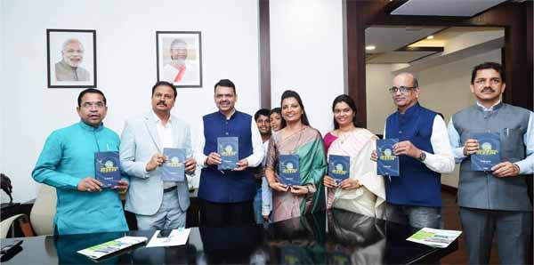 ‘नेत्रकोष’ पुस्तकाचे मुख्यमंत्री फडणवीस यांच्या हस्ते प्रकाशन