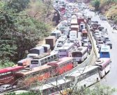 मुंबई–पुणे एक्सप्रेसवेवर प्रचंड वाहतूक कोंडी