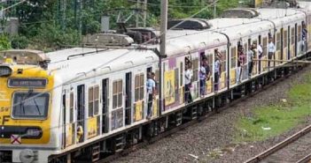 उपनगरीय रेल्वेत ‘पर्यटन तिकीट’ योजनेला प्रवाशांचा उत्स्फूर्त प्रतिसाद; महसुलात कोटींची भर