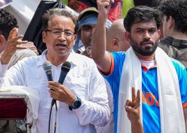 केंद्रीय शिक्षण मंत्र्यांच्या राजीनाम्यासाठी दिल्लीत हजारो तरुण एकत्रित