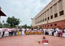 संसद भवन परिसरात इंडी आघाडीचे आंदोलन, विद्यार्थ्यांवरील कारवाई, पेलेट गनच्या वापरावरून सरकारला घेरले