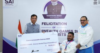 डॉ. मनसुख मांडवीय यांनी कांस्य पदक विजेता पॉवरलिफ्टर झंडू कुमारला केले सन्मानित