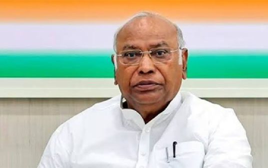 सोशल मीडियावरील सेन्सॉरशिप म्हणजे लोकशाही अधिकारांवर हल्ला – खरगे